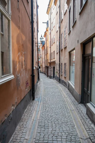 Stara wąska uliczka w Gamla Stan, Sztokholm, Szwecja — Zdjęcie stockowe