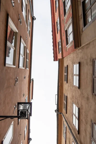 Stockholm şehrinin eski avlu kuyusu bulutlu gökyüzüne karşı, İsveç