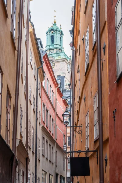 Узкая улица в Gamla Stan, Stockholm, Sweden — стоковое фото