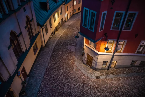 Estocolmo, Suécia. Rua Cobbled em Sodermalm. Cor rua com estrada de paralelepípedos, candeeiro. Rua estreita. — Fotografia de Stock