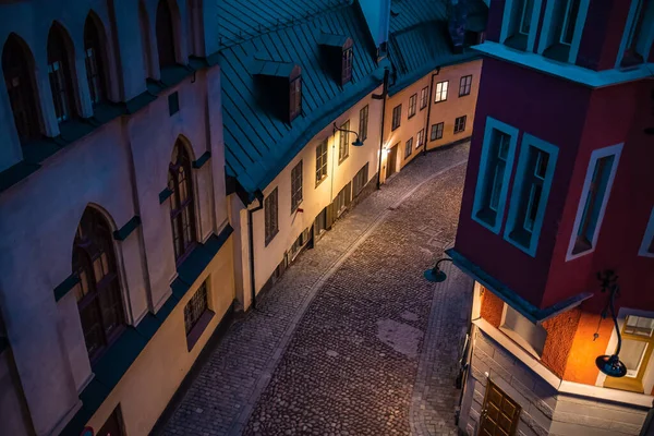 Stockholm, İsveç. Sodermalm 'da Cobbled Caddesi. Çakıl taşı yolu ve sokak lambası olan bir cadde. Dar Sokak.