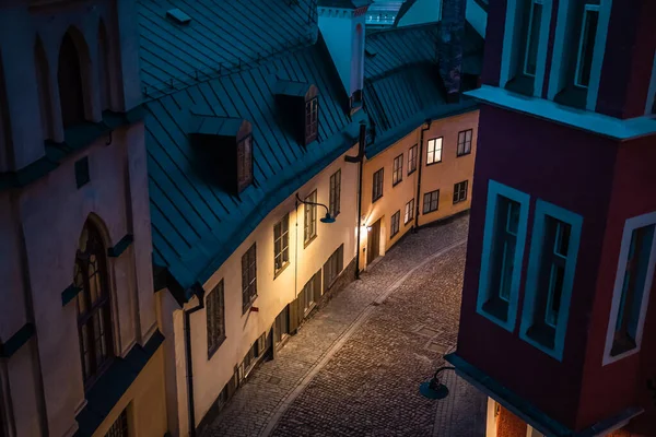 Stockholm, İsveç. Sodermalm 'da Cobbled Caddesi. Çakıl taşı yolu ve sokak lambası olan bir cadde. Dar Sokak.