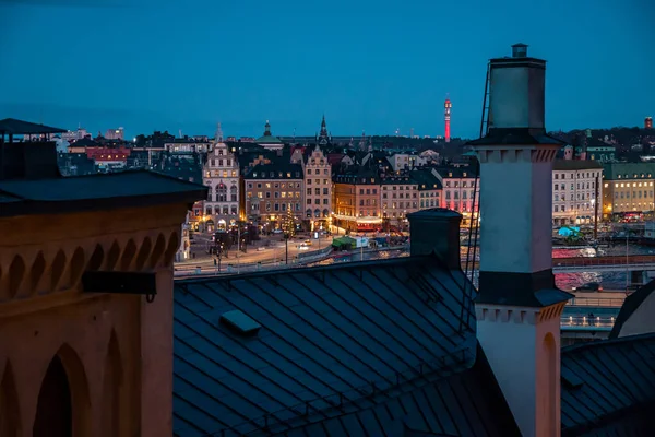 Utsikt över den europeiska kvällsstaden. Vy över skyline Stockholm, Sverige uppifrån. Gott om färgglada byggnader, många svarta plåttak. — Stockfoto