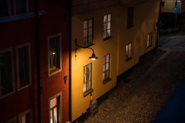 Estocolmo, Suécia. Rua Cobbled em Sodermalm. Cor rua com estrada de paralelepípedos, candeeiro. Rua estreita. — Fotografia de Stock