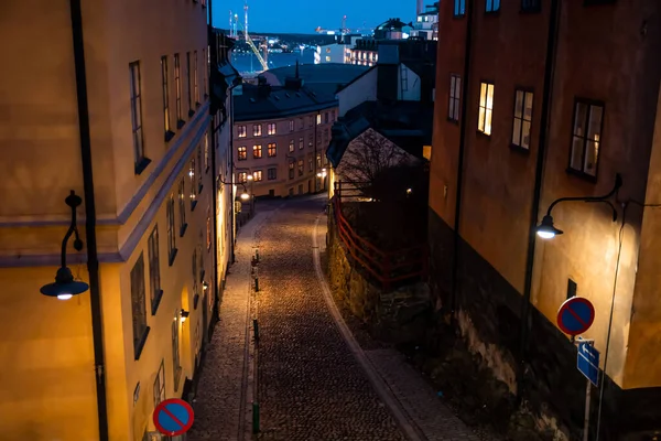Estocolmo, Suécia. Rua Cobbled em Sodermalm. Cor rua com estrada de paralelepípedos, candeeiro. Rua estreita. — Fotografia de Stock