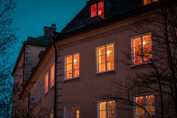 Edifício em Estocolmo decorado com lanterna de luz amarela. Inverno, decoração de Natal. — Fotografia de Stock