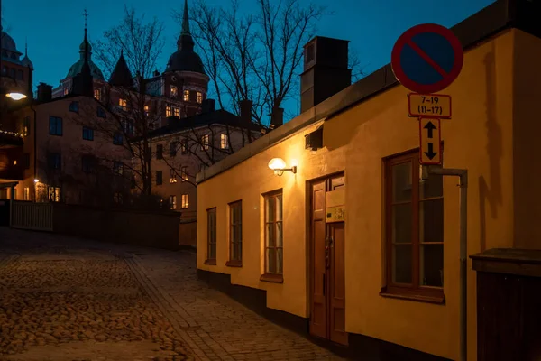 Estocolmo, Suécia. Rua Cobbled em Sodermalm. Cor rua com estrada de paralelepípedos, candeeiro. Rua estreita. — Fotografia de Stock