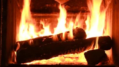 Tuğladan bir şöminede sıcak, sıcak bir ateş, 4K yakın çekim.