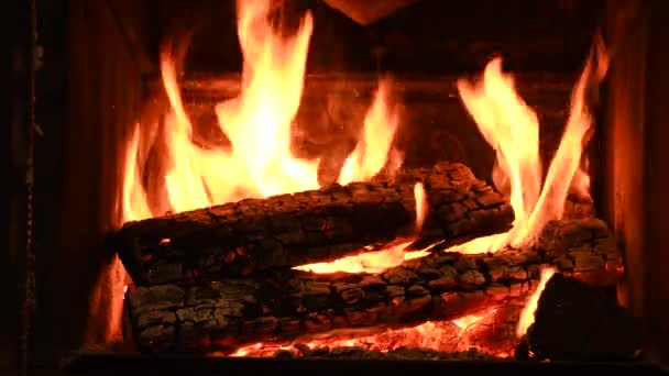 Caliente acogedor fuego ardiente en una chimenea de ladrillo, primer plano disparo 4k — Vídeo de stock