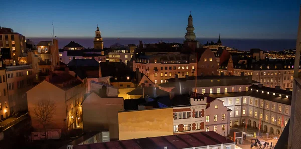 Stockholm, Svédország. Sodermalm utcája. Színes utca macskaköves úttal, utcai lámpával. Keskeny utca. — Stock Fotó