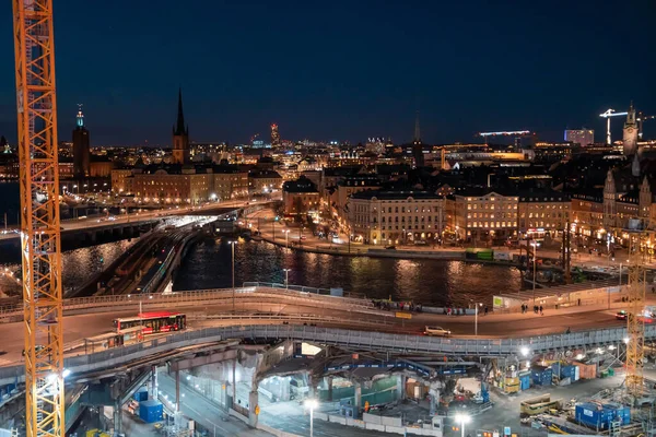 Вечерняя улица в Стокгольме, ремонт моста и дороги. Ночной городской пейзаж сверху в теплых тонах — стоковое фото