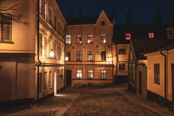 Rua noturna em Estocolmo. Ambiente de inverno acolhedor. Iluminação quente. — Fotografia de Stock