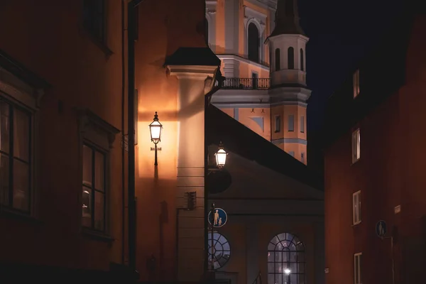 Rua noturna em Estocolmo. Cidade noturna em cores quentes — Fotografia de Stock