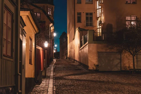 Rua noturna em Estocolmo. Cidade noturna em cores quentes — Fotografia de Stock