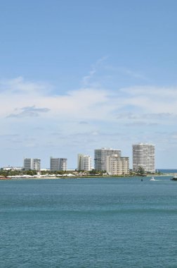 Güneşli bir günde Fort Lauderdale FL limanı yakınındaki binalar - 23 Nisan 2020