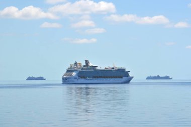 4 Mayıs 2020 'de gemi kapanışı sırasında Royal Caribbean yolcu gemisi Mariner ve Bahamalar yakınlarında yüzen bir ünlü yolcu gemisi daha.