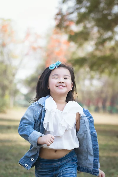 Kleine asiatische Mädchen — Stockfoto