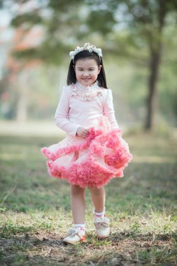 Parkta küçük Asyalı kız