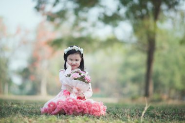 Parkta küçük Asyalı kız