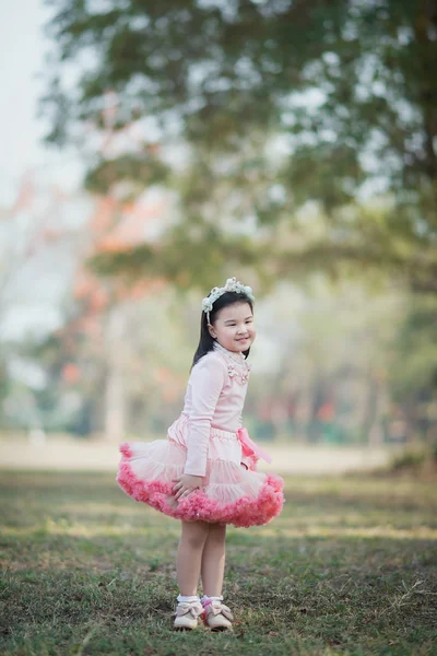 Kleine asiatische Mädchen im Park — Stockfoto