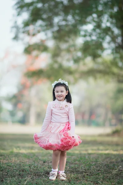 Pequeña chica asiática en parque — Foto de Stock