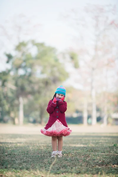 Pouco asiático menina no parque — Fotografia de Stock