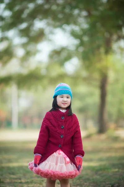 Kleine asiatische Mädchen im Park — Stockfoto