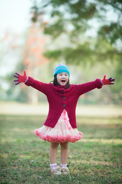 Malá Asijská dívka v parku — Stock fotografie