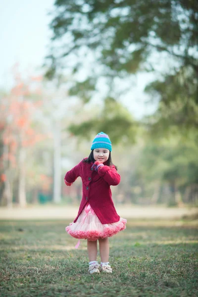 Malá Asijská dívka v parku — Stock fotografie