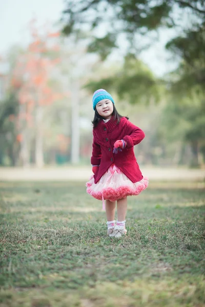 Piccola ragazza asiatica nel parco — Foto Stock