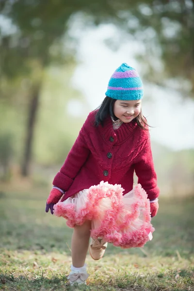 Piccola ragazza asiatica nel parco — Foto Stock