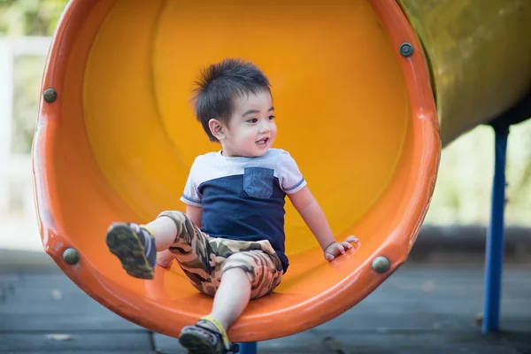 Asiático chico en parque de atracciones —  Fotos de Stock