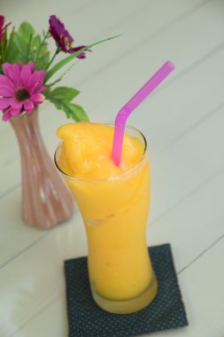 Mango suyu güler yüzlü