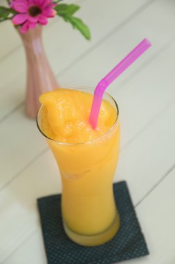 Mango suyu güler yüzlü