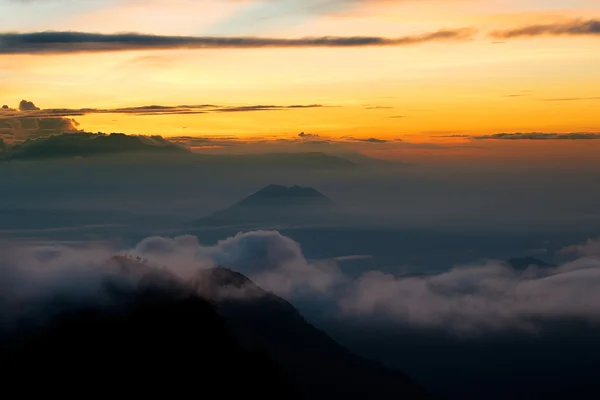 Montanha e luz da manhã — Fotografia de Stock