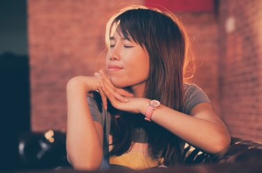 Asyalı kadınlar kapalı gözler