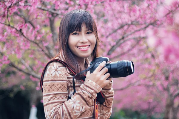 Fotografo donna sorridente — Foto Stock