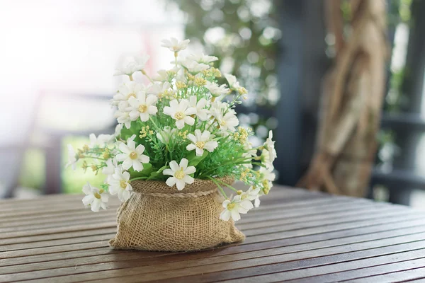 Umělé květiny hrnec — Stock fotografie