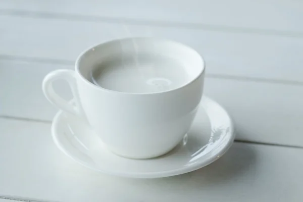 Beyaz masada sıcak süt