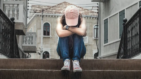 Sorgliga kvinna på trappa — Stockfoto