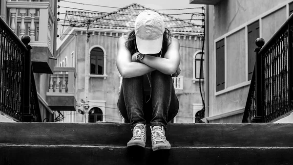 Mujer triste abrazando rodillas — Foto de Stock