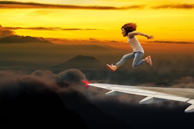 uçak kanadı üzerinde atlama kadın