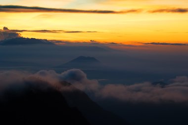 Dağ ve sabah ışık