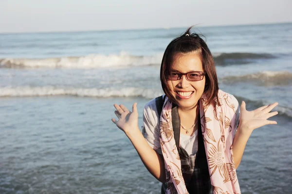亚洲女性在海滩上笑的很开心 — 图库照片