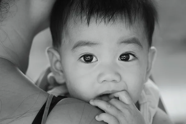 Asiatisches Baby schwarz-weiß, monochrom — Stockbild Kind — Stockfoto