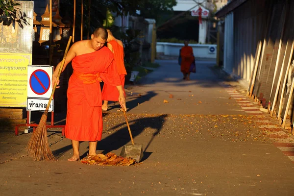 El monje estaba barriendo la calle —  Fotos de Stock