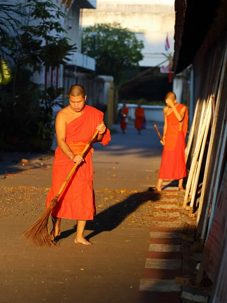 El monje estaba barriendo la calle — Foto de Stock