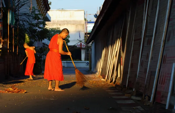 The monk was sweep street — Stock Photo, Image