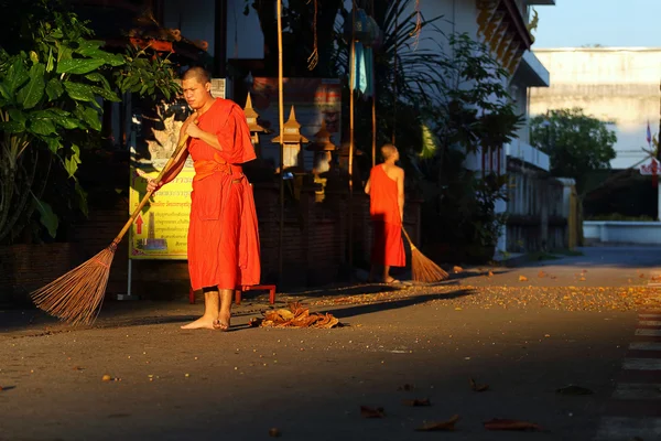 The monk was sweep street — Stock Photo, Image