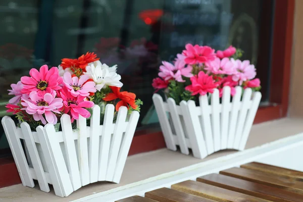 Vaso di fiori artificiali — Foto Stock